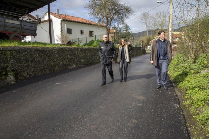 Mazón tras un asfaltado en Solórzano
