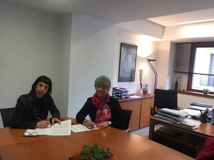 Mertxe Leranoz y Pilar Bobes.