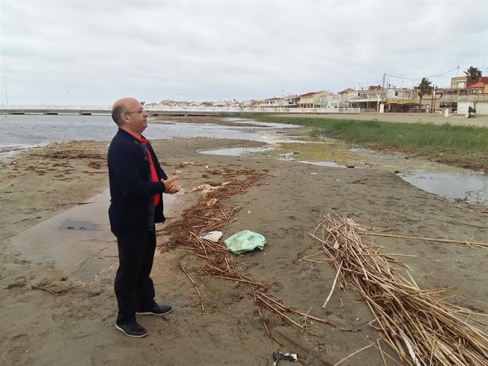 Luis Fernández durante una visita a la playa de Los Nietos