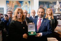 La familia de Chiquito de la Calzada dona la Medalla de Andalucía a la cofradía del Cautivo de Málaga
