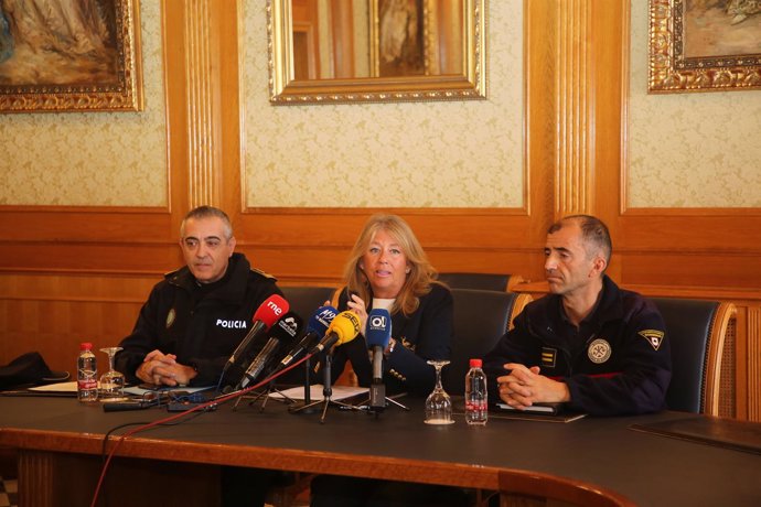 Muñoz alcaldesa de Marbella informa de nuevas plazas policía local y bomberos