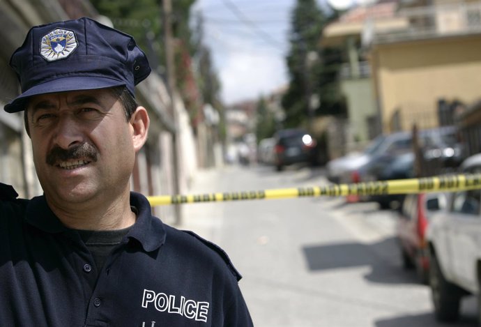 Un policía en Kosovo