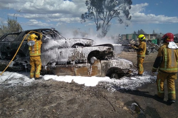 Efectivos refrescan los vehículos incendiados
