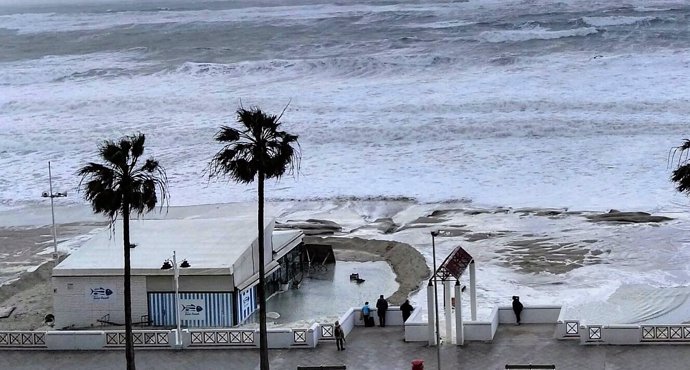 Playa urbana de Cádiz afectada por el temporal