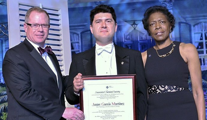 Javier García recibe el premio de la Sociedad Americana de Química