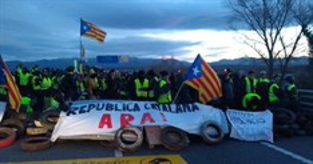 Manifestants independentistes tallen l'AP-7 a Figueres (Girona)