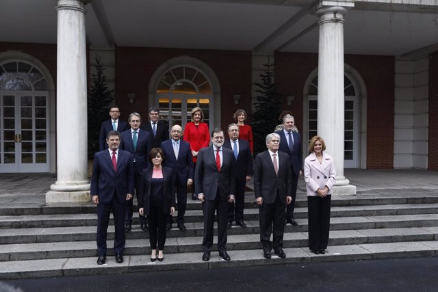Foto de familia de los ministros con Rajoy con la incorporación de Escolano