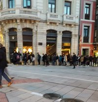 Colas para tomar un café el primer día de Starbucks en Oviedo