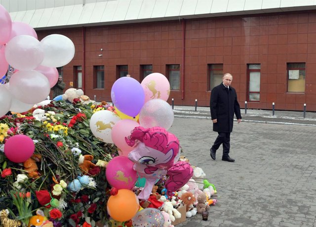 Vladimir Putin ante un homenaje a las víctimas del incendio de Kemerovo