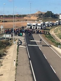 Los CDR cortan la autovía A-2 en Soses (Lleida) hacia Barcelona
