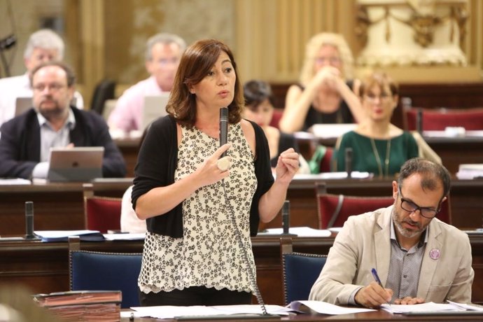 Francina Armengol en el pleno del Parlament
