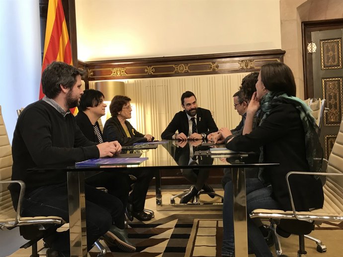El president del Parlament, Roger Torrent, amb la Taula del Tercer Sector