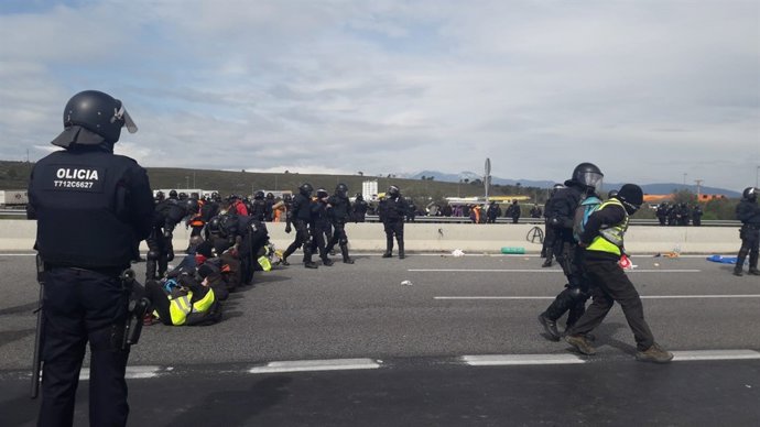 Els Mossos d'Esquadra desallotgen manifestants que tallaven l'AP-7