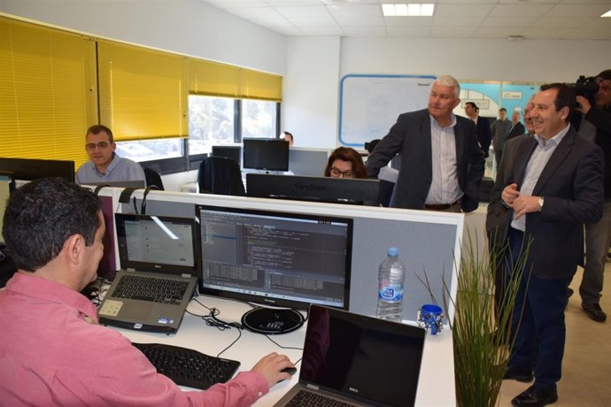 Ruiz Esoejo visita empresa tecnologica Neueda en el PTA