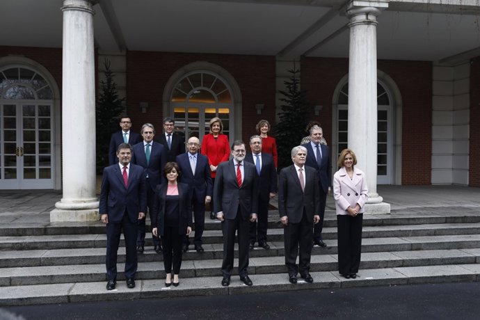 Foto de família dels ministres amb Rajoy amb la incorporació d'Escolano