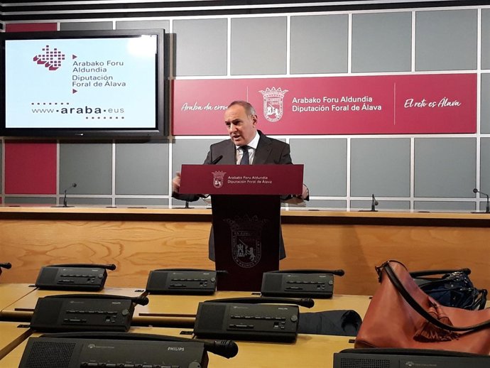En rueda de prensa, el diputado general de Álava, Ramiro Gonzalez