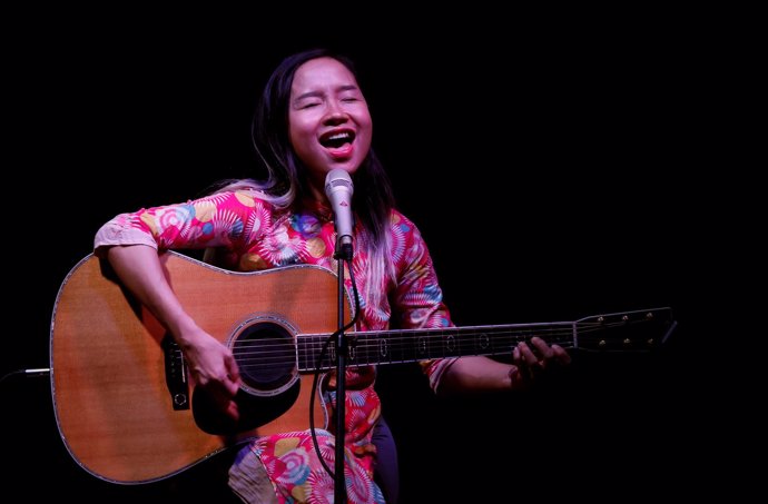 Foto de archivo de la cantante y activista Do Nguyen Mai Khoi sings en Hanoi.