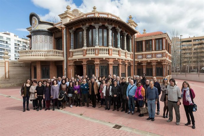 Miembros del área de cooperacion delante de Casa Solans