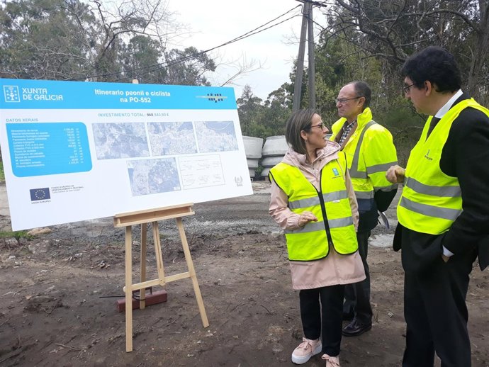La conselleira de Infraestruturas, Ethel Vázquez, en la senda peatonal de Coruxo