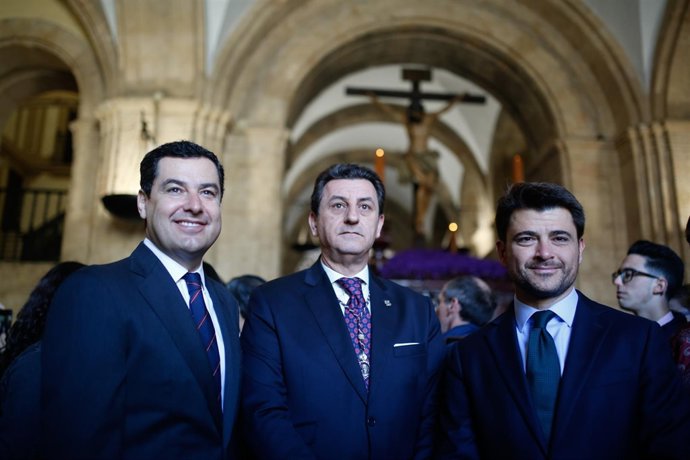 Presidente del PP-A, Juanma Moreno, visita hermandades de Semana Santa Sevilla