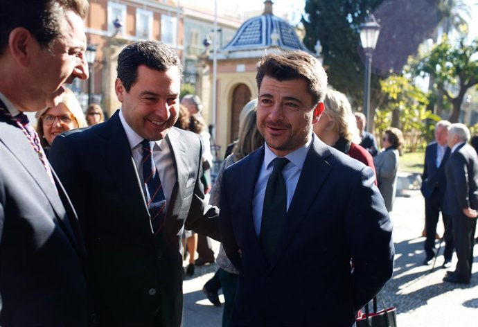 El presidente del PP-A, Juanma Moreno, y el candidato de Sevilla, Beltrán Pérez