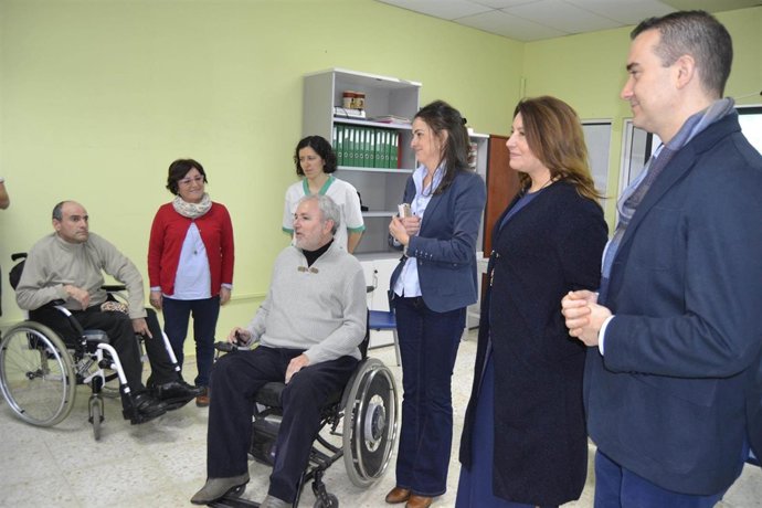 La portavoz del PP-A visita el centro Verdiblanca con otros parlamentarios