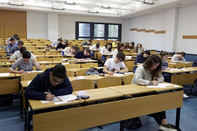 Alumnos en la Olimpiada de Economía de la UJI, alumnos, examen, clase, aula