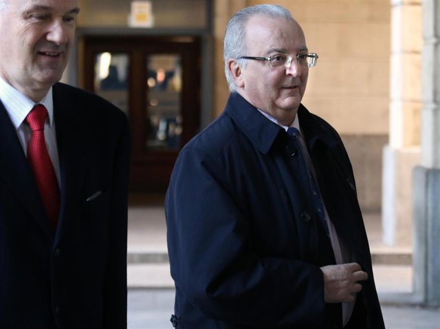 El exconsejero Antonio Fernández, junto a su abogado