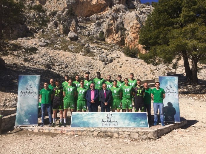 Los jugadores de Voleibol Almería muestran la nueva equipación con el patrocinio