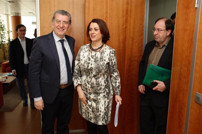 El consejero de Sanidad, Sebastián Celaya, y la alcaldesa de Teruel, Emma Buj