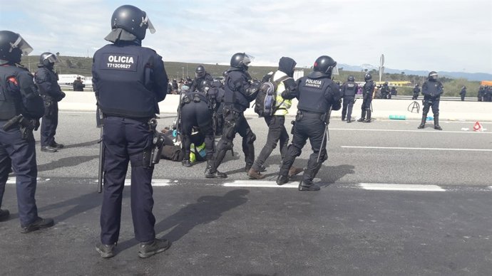 Els Mossos d'Esquadra desallotgen manifestants que tallaven l'AP-7