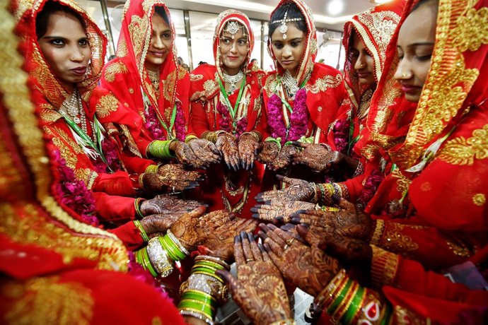 Foto de archivo de novias indias antes de una ceremonia de matrimonio masiva.