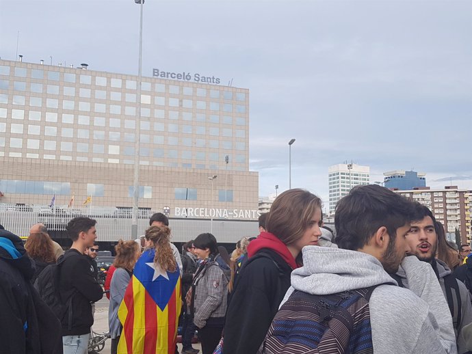 Miembros de los CDR ante la estación de Sants de Barcelona