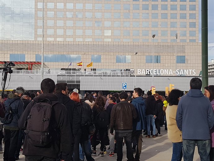 Manifestants convocats pels CDR davant l'estació de Sants de Barcelona