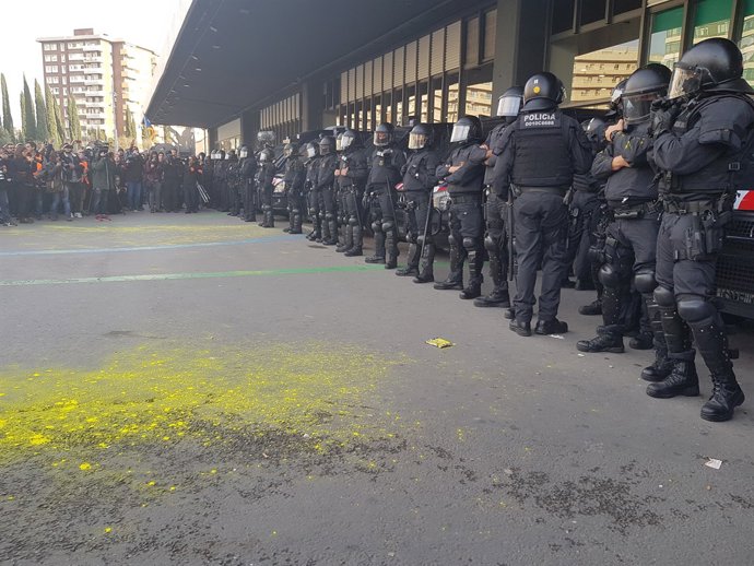 Bolquen pintura groga sobre mossos i concentrats en la protesta de Sants