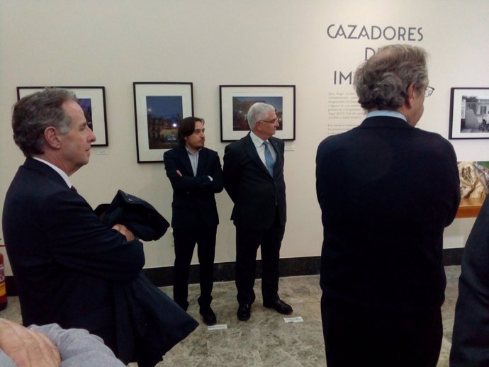 Nacho Escuín ha asistido a la inauguración de la muestra 'Cazadores de imágenes'