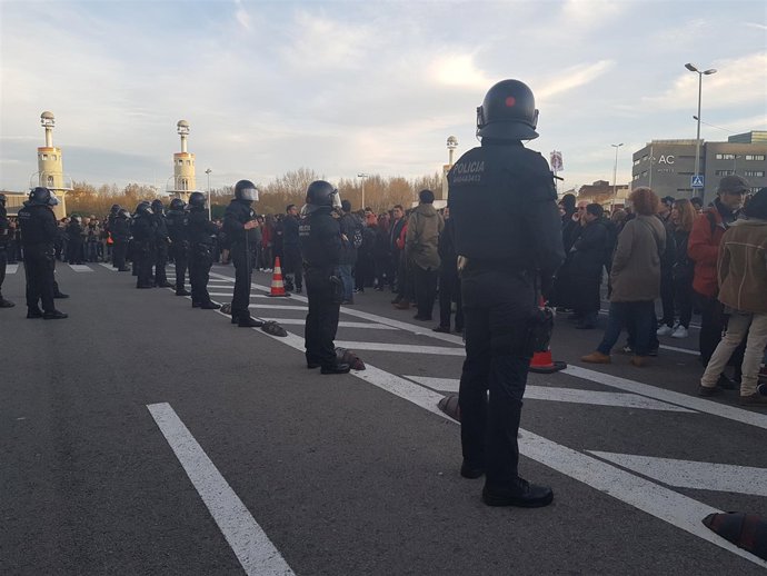 Manifestants davant l'estació de Sants convocats per CDR