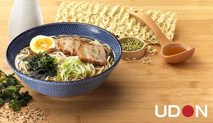 Comida asiática de Udon, ramen, noodles 