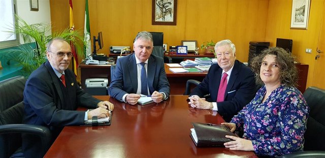 1 Nota Y 1 Foto Junta (Reunión Huelva Potencia Económica)