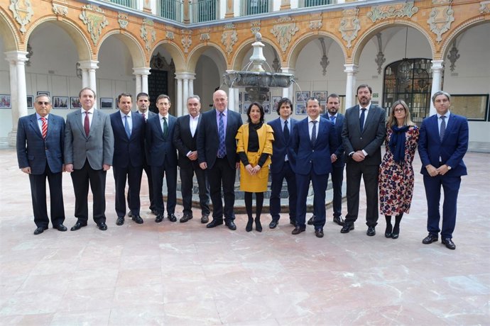 Pozuelo y el presidente de la Diputación, Antonio Ruiz (centro), tras la firma