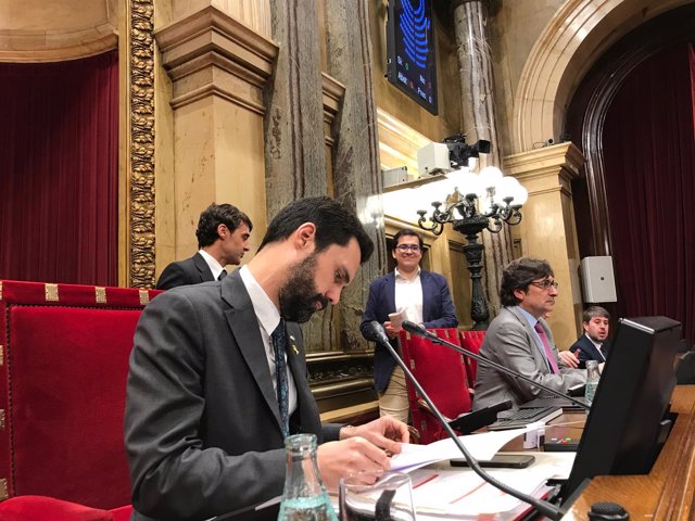 Mesa del Parlament durante el pleno