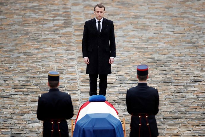 Macron ante el féretro del teniente coronel Beltrame
