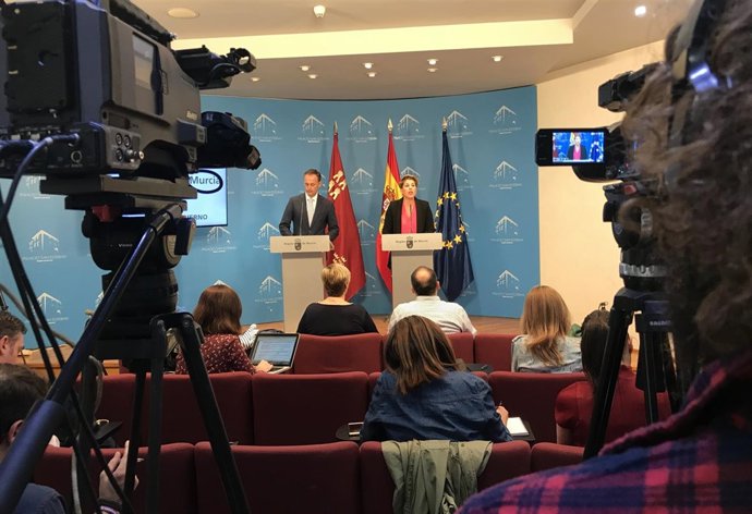 La portavoz del Gobierno regional, Noelia Arroyo junto a Celdrán