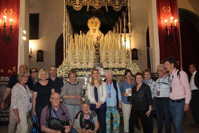 Turistas internacionales visitan la Semana Santa de Alcalá de Guadaíra