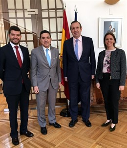 El presidente de Extenda, Gaspar Llanes, con el embajador de México