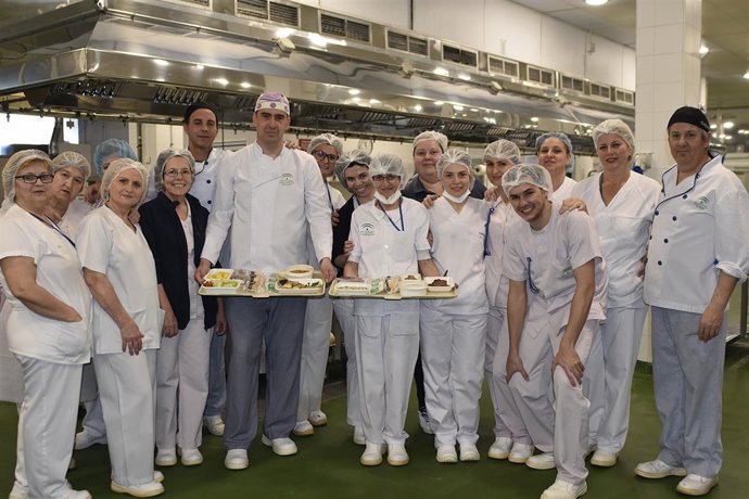 Profesionales del Área de Alimentación del Reina Sofía preparan menús especiales