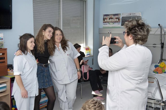 Amaia Romero en su visita al Complejo Hospitalario de Navarra