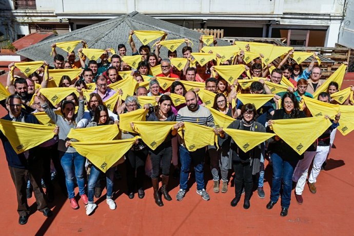 Òmnium Y Los Castellers Crean Un Pañuelo Amarillo De Apoyo A Los Presos