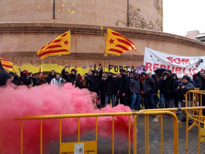 Concentración de los CDR frente a la subdelegación del Gobierno en Girona