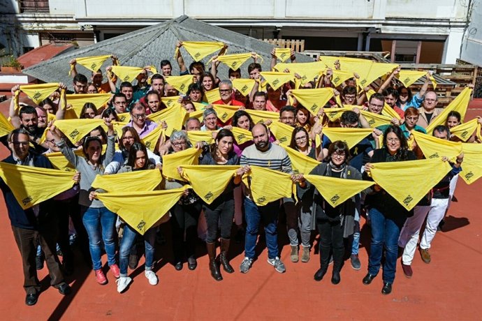 Òmnium I Els Castellers Creen Un Mocador Groc De Suport Als Presos